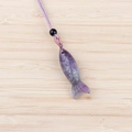 Pendentif poisson sculpté en améthyste violette avec cordon tissé à la main - Améthyste