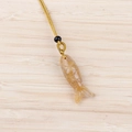 Pendentif poisson en pierre semi-précieuse jaune avec cordon tressé doré et perle - Topaze