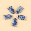 Vijf visvormige hangers van blauwe sodaliet halfedelsteen met voorgeboorde gaten - Blauwe Puntsteen