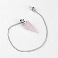 Konisches Rosenquarz-Pendel mit silberner Metallkette für Yoga und Meditation am Körper - Rosenquarz