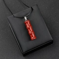 Pendentif en jaspe rouge en forme de bambou avec fermoir argenté sur fond noir - Jaspe Rouge