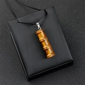 Pendentif en forme de bambou en pierre oeil de tigre naturelle avec un éclat doré - Œil de tigre