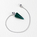 Dunkelgrüner Naturstein-Kegelpendel-Anhänger mit polierter Oberfläche und Silberkette - Gefärbter Grüner Chalcedon