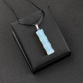 Pendentif bambou en pierre semi-précieuse blanc laiteux avec cordon ciré noir - Opale (Synthétique)