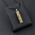 Pendentif en pierre Unakite naturelle forme bambou avec fermoir sur boîte noire - Unakite