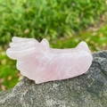 Cráneo de dragón tallado en cuarzo rosa natural con detalles de cristal rosa - Cuarzo rosa