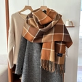 Sciarpa a quadri con nappe marroni, arancioni e beige su un cappotto invernale - 54*205cm / Oro rosa