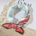 Détail d'un foulard en soie avec imprimé fleurs et oiseaux sur un pull en maille - 53*53cm / Branche Fleur Rose Rouge
