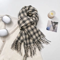 Sciarpa invernale classica a scacchi neri e bianchi con frange su sfondo bianco piatto - Nero & Bianco