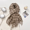 Sciarpa invernale classica a quadri beige e caffè con frange in uno stile accogliente - Marrone