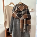 Sciarpa classica a quadri con nappe in marrone e grigio su gruccia di legno con cappotto - 54*205cm / Marrone Scuro
