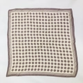Elegante foulard quadrato effetto seta con classici pois marroni su fondo crema - Cachi / 70*70cm