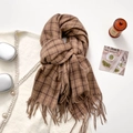 Écharpe à carreaux marron avec franges disposée sur un cardigan en maille - Marron