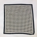 Foulard in seta a pois neri su crema con elegante bordo a righe sottili - Bianco con punti neri / 70*70cm