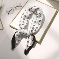 Elegante foulard in seta bianco e nero con motivo a lettera D per acconciatura - Stile Lettera D Bianca (ZM03)