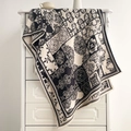 Châle noir et blanc doux aspect cachemire avec motifs baroques et bords à franges - Noir