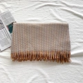 Écharpe à carreaux d'hiver avec pompons orange et gris sur un fond de tissu blanc - 70*185CM / Gris