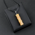 Pendentif en pierre naturelle jaune en forme de bambou avec cordon noir réglable - Agate Folle