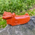 Figurine de tête de dragon en jaspe rouge sculpté avec texture naturelle sur socle rocheux - Jaspe Rouge