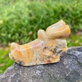 Sculpture de tête de dragon en cristal poli jaune avec veines rouges et noires - Agate Folle