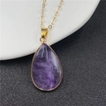 Elegante ciondolo in ametista viola a goccia con bordo dorato su una catena sottile - Ametista Irregolare (JC827随形紫水晶)