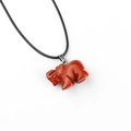 Pendentif éléphant en agate rouge sculpté à la main avec un cordon de cire noir - Jaspe Rouge 1pc