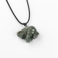 Pendentif éléphant sculpté en pierre de sang verte avec cordon noir ajustable - Pierre de Sang Africaine 1pc
