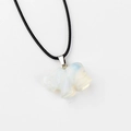 Pendentif éléphant en cristal d'opalite avec cordon noir et fermoir argenté - Opale Synthétique 1pc