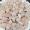 Dettaglio di ciondoli in quarzo traslucido a forma di goccia con ganci in argento - Quarzo rosa