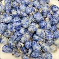 Mucchio di ciondoli in pietra blu a goccia d'acqua con ganci in metallo su fondo bianco - Diaspro a Macchie Blu