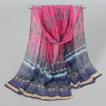 Pañuelo bohemio de gasa rosa con estampados de cachemira azul colgado en una barra - Estilo Étnico Rojo Rosa