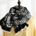 Damen Kaschmirschal in Schwarz-Weiß mit Toile-de-Jouy-Muster und weißen Fransen - Schwarz