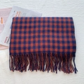 Sciarpa a quadri invernale con motivi arancioni e blu navy e bordi con frange - Quadri Rosso Vino