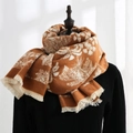 Karamellfarbener Strickschal mit weißem Blumenmuster und weichen Fransen - Orange