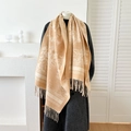 Châle jacquard vintage kaki avec franges porté sur un manteau d'hiver en laine sombre - Khaki / 180x65cm