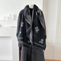 Écharpe jacquard réversible motif ours et cœur gris foncé et noir avec franges - Noir
