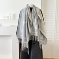 Écharpe jacquard réversible gris et beige à motif ours et bordures à franges - Gris