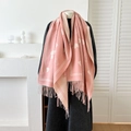 Écharpe en cachemire rose avec motif jacquard ours blanc et cœurs à pompons - Rose