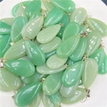 Dettaglio di pendenti in agata verde a forma di goccia con chiusura in metallo argento - Avventurina Verde