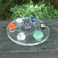 Sieben polierte Chakra Natursteine auf einer Hexagramm Kristallgitter Basis aus Glas - Mehrfarbige Steine und Hexagramm-Sockel-Stil