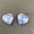 Detailopname van hartvormige blauwe sodaliet natuursteen hangers met gepolijste afwerking - Blue Spot Jaspis