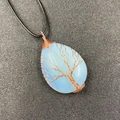 Colgante de lágrima árbol de la vida envuelto en alambre de cobre con piedra opalita - Color de metal aleatorio / Ópalo Sintético