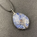 Colgante Árbol de la Vida hecho a mano con piedra de sodalita azul en forma de gota - Color de metal aleatorio / Sodalita