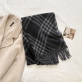 Sciarpa classica a scacchi neri e grigi stile cashmere con dettagli di frange - Nero