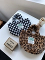 Detailaufnahme der Plüsch-Beuteltasche mit Karomuster und Leopardenprint aus weichem Teddyfell - Leopardenmuster