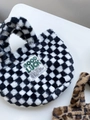 Detail der flauschigen schwarz-weißen Schachbrett-Tasche mit Good Luck Webetikett - Checkered