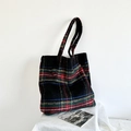 Bolso tote clásico de lana de tartán negro con vibrantes cuadros rojos, verdes y azules - Cuadros Rojos