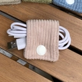 Hellrosa Kabelorganisator aus Cord mit weißem Druckknopf für USB-Kabelmanagement - Cordsamt Fleischrosa