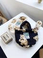 Teddy-Plüschtasche in Beige und Marineblau mit Bärenmuster und Good Luck Bestickung - Schwarzer Bär