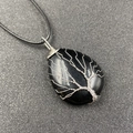 Colgante de gota negra hecho a mano con diseño de árbol de la vida en hilo plateado - Color de metal aleatorio / Obsidiana